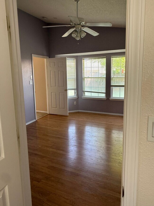 Building Photo - NW Home