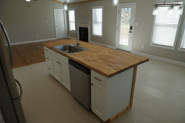 Building Photo - 3 Bedroom 2 Full bathrooms w/ Bonus room in Richlands!
