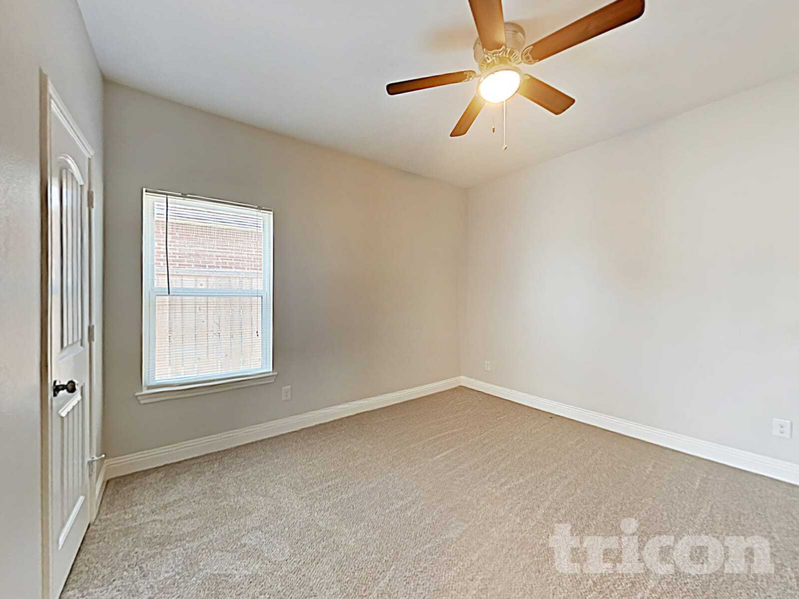 Building Photo - 1002 Woodcrest Dr