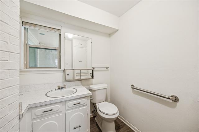 Building Photo - 1610 Lexington Dr