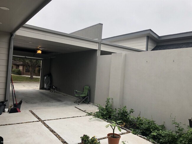 Building Photo - 2 br, 2.5 bath Duplex - 610 Camelot Drive 610