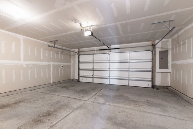 Building Photo - Bright, Spacious & Move-In Ready Townhome ...