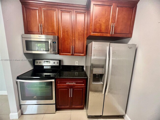 Building Photo - 660 Cypress Club Way