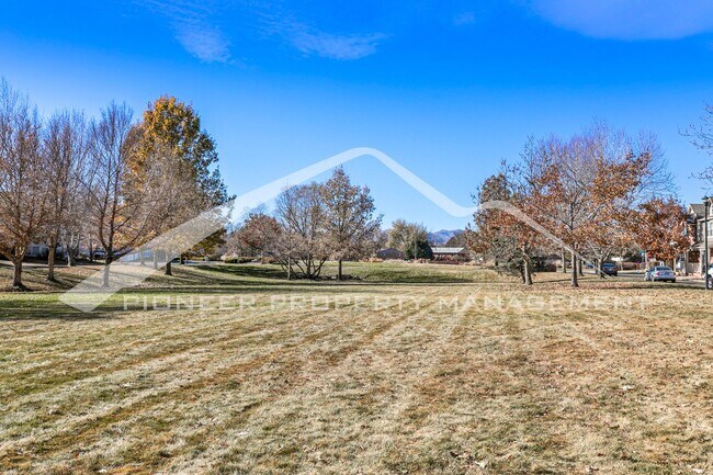 Building Photo - Spacious Townhouse with Fenced Patio and Washer/Dryer