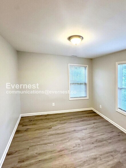 Building Photo - 581 Cedar Ave NW