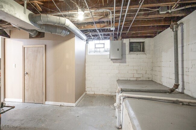 Building Photo - 1718 Maywood Rd