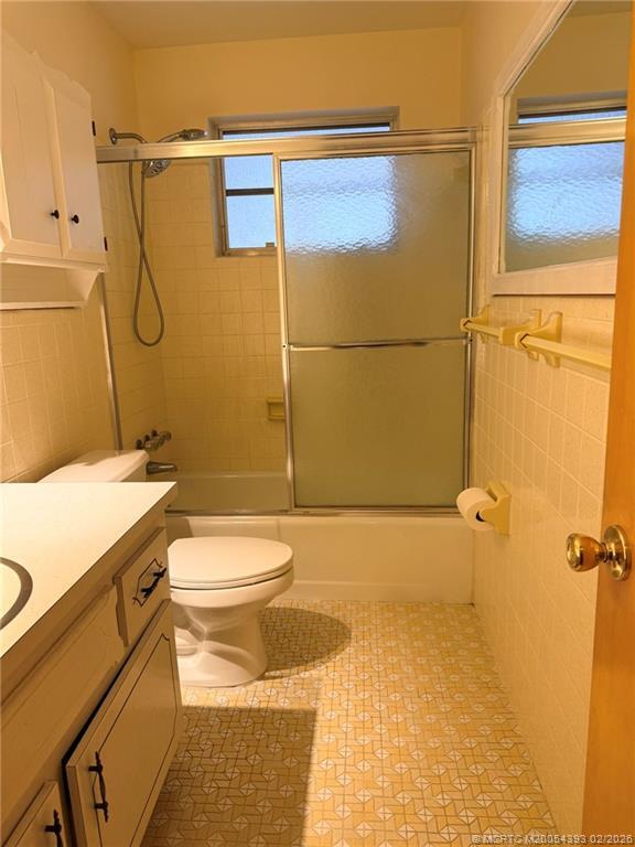 Building Photo - 2417 NW Holiday Ct