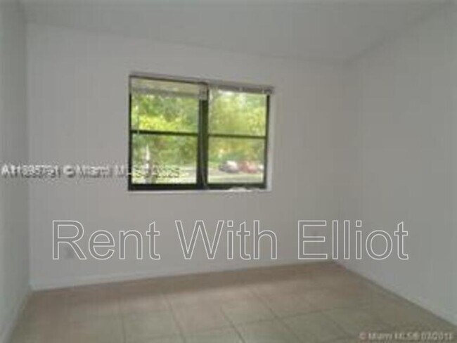 Building Photo - 650 S Park Rd