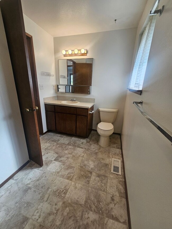 Building Photo - Spacious 1 Bedroom House!