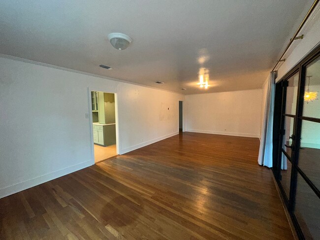Building Photo - Central Austin 3 BR / 2 BA Update Home