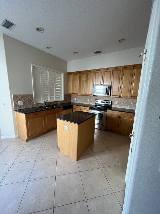 Building Photo - 8760 The Esplanade Ct