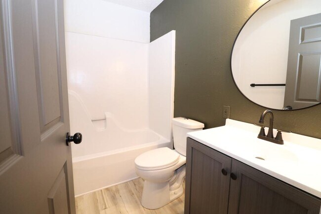 Building Photo - 1221 S Park Ave