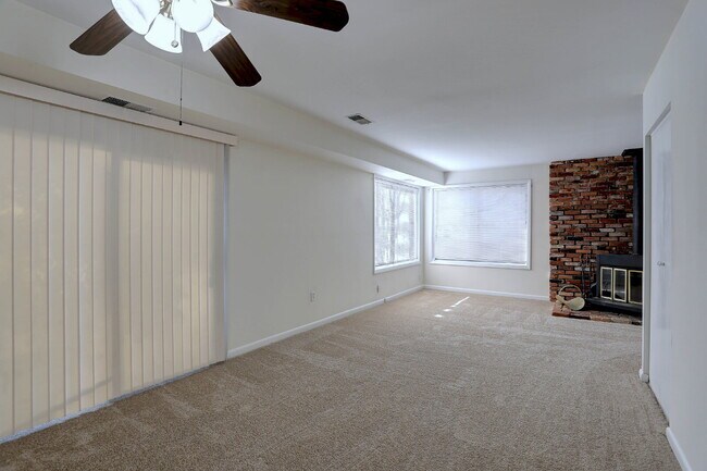 Building Photo - 3BD, 1.5BA - Beautifully Remodeled Townhome in Columbia