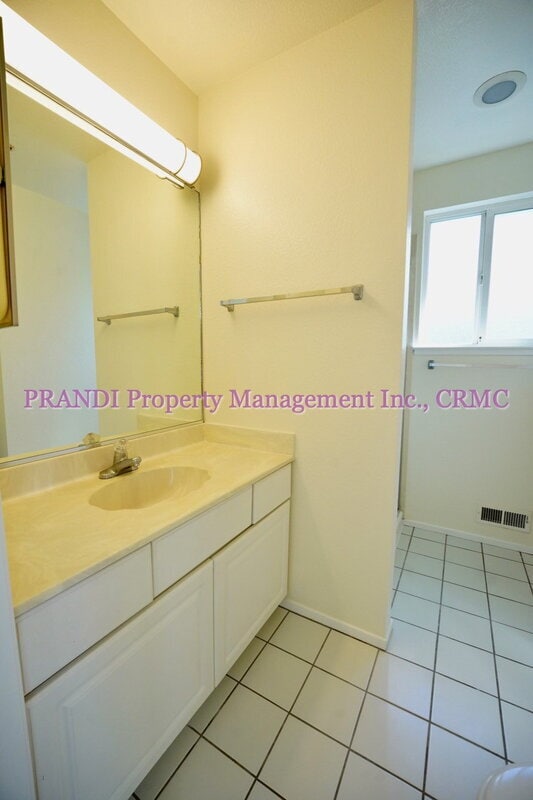 Building Photo - 9 Bayview St