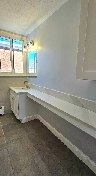 Building Photo - 498 Fountain St