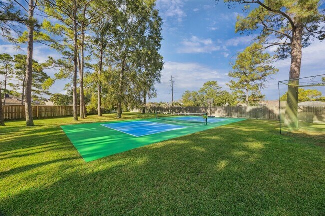 Building Photo - 600 Royal Oaks Dr