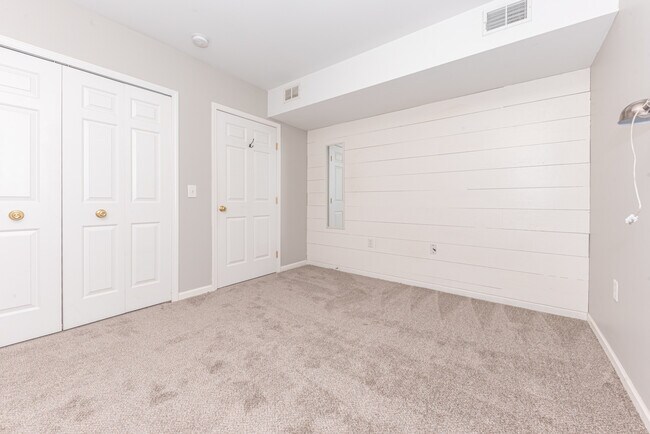 Building Photo - 2646 S Knightsbridge Cir