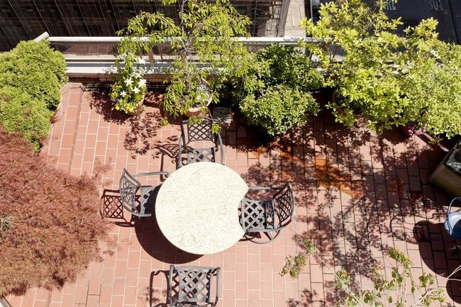 Building Photo - 100 W 57th St