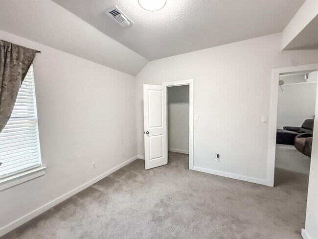 Building Photo - 112 Rosebush Dr