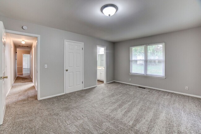 Building Photo - 4 Bed / 2 Bath In South Tulsa!