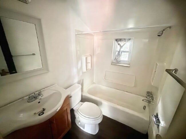 Building Photo - 2 bed/1 bath townhome 15221