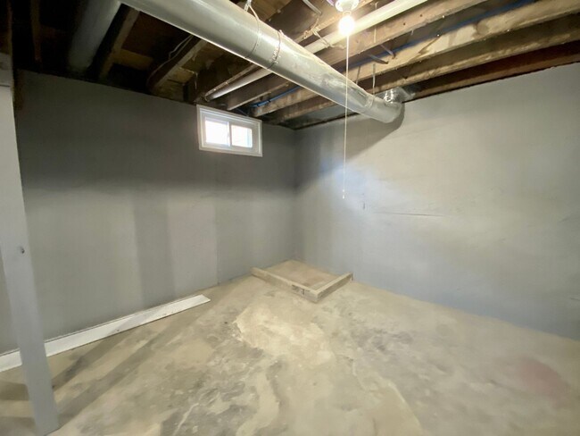 Building Photo - 2-Bedroom, 1 Bath Single Family for Rent in Middletown , OH|  Modern Kitchen