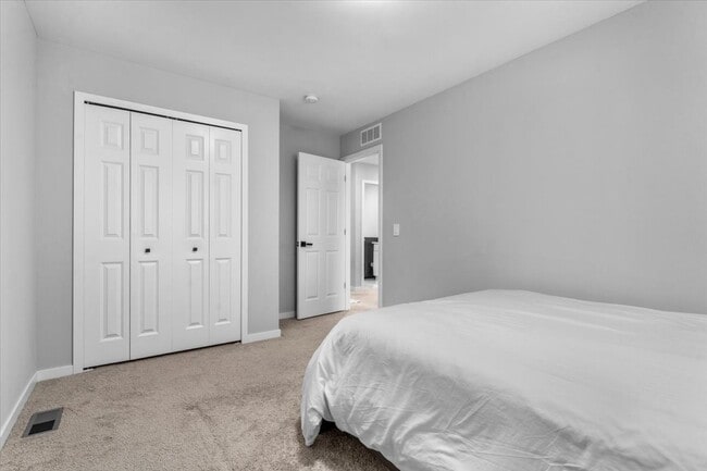 Building Photo - 9805 Newburgh Rd