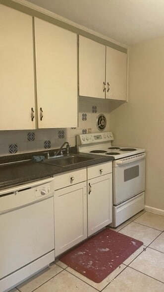 Building Photo - 516 E Esther St