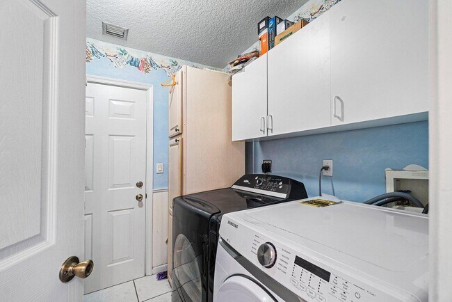 Building Photo - 7600 Cocoanut Dr