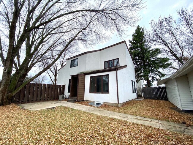 Building Photo - 4 Bedroom Townhome by Moorhead High School!