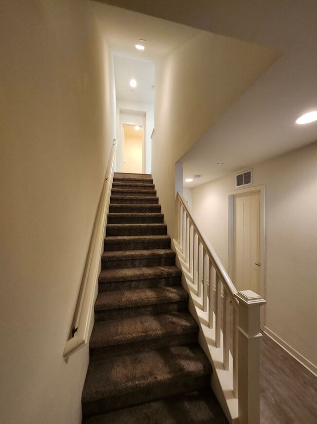 Building Photo - Gorgeous Tri-level Townhouse 3 beds 3 1/2 ...