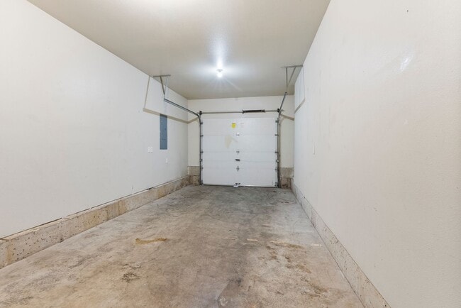 Building Photo - 4 bed, 2.5 bathroom House available