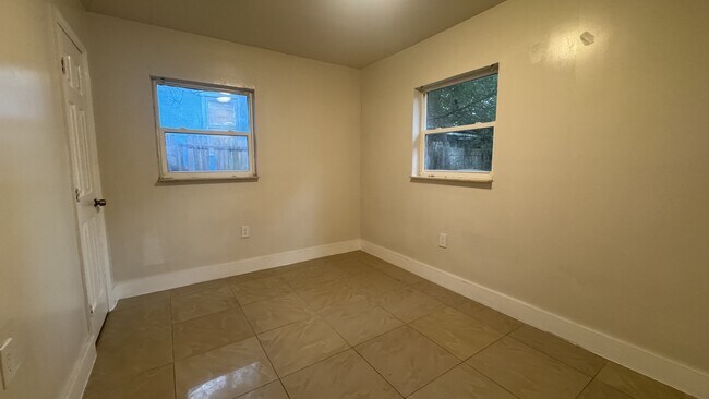 Building Photo - 1044 Maynard St