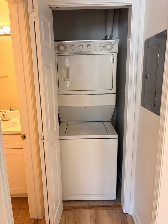 Building Photo - Q201