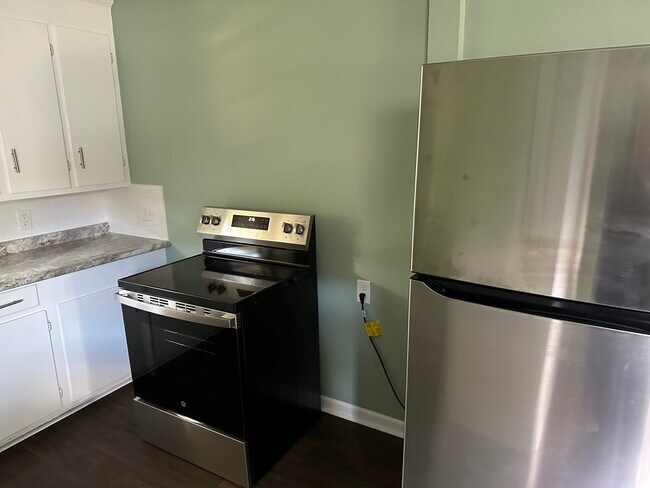 Kitchen - 1909 Summerville Rd