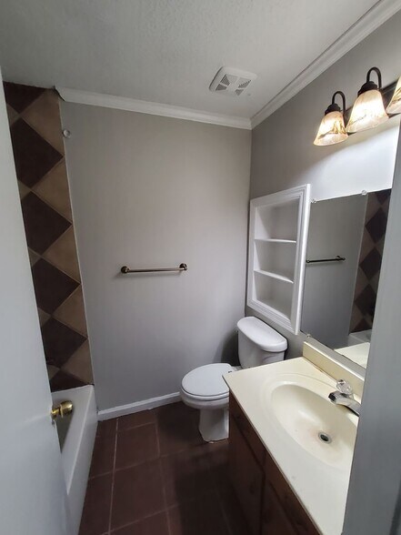 Building Photo - 5046 Gray Dr