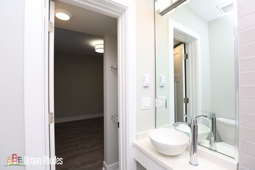 Building Photo - 515 W Belmont Ave