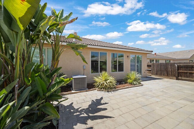 Building Photo - Beautiful home!
