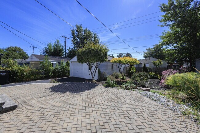 Building Photo - 880 E Rowland Ave