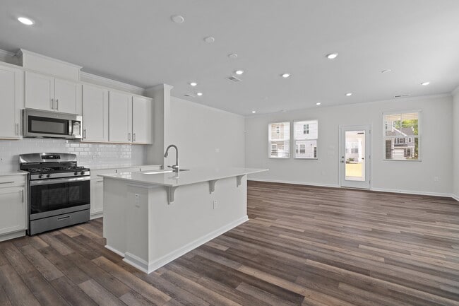 Building Photo - 5715 Woodlawn Dr