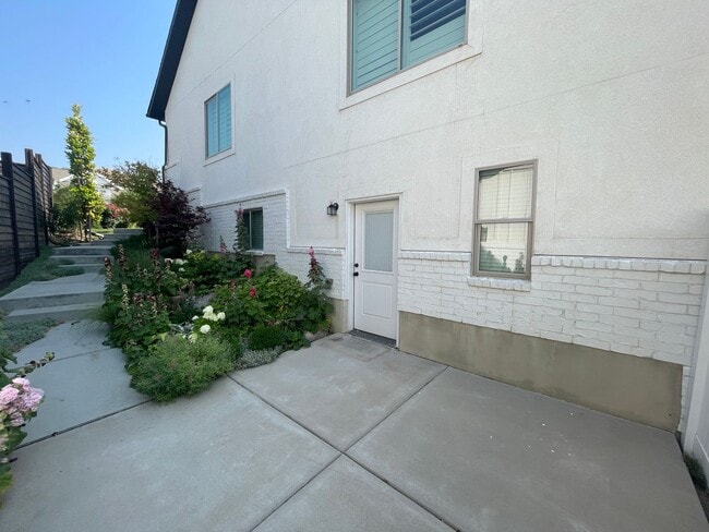 Building Photo - Spacious 1-Bedroom Apartment – North Salt Lake