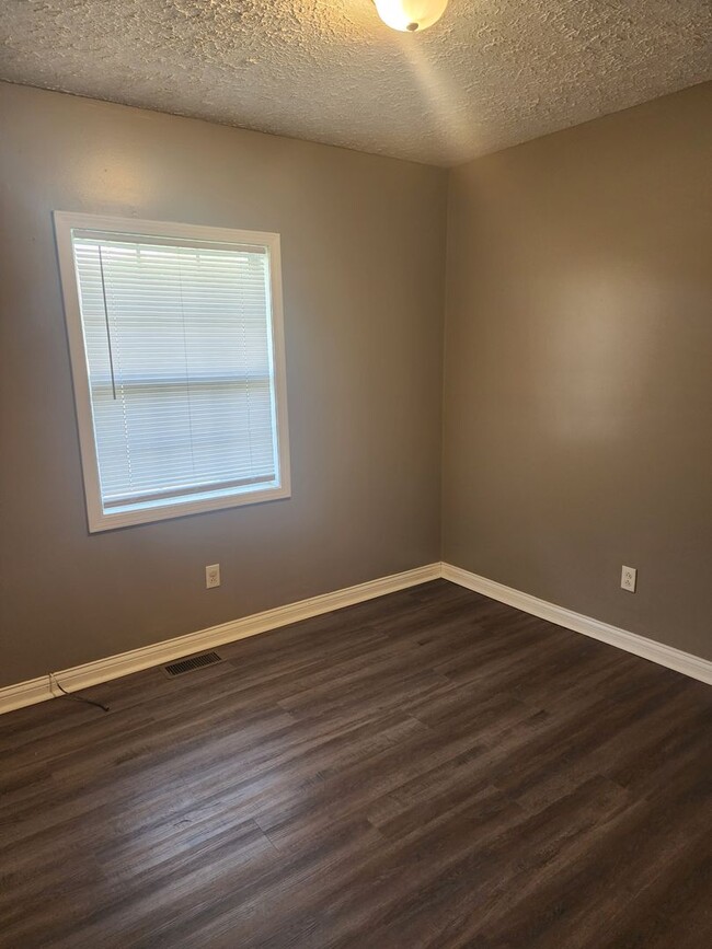Building Photo - 3 BR - 1BTH Single Family Home!