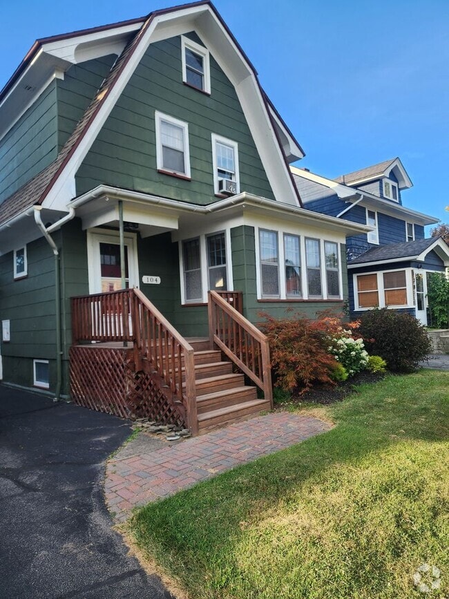 Building Photo - STUNNING 3 BEDROOM SINGLE FAMILY