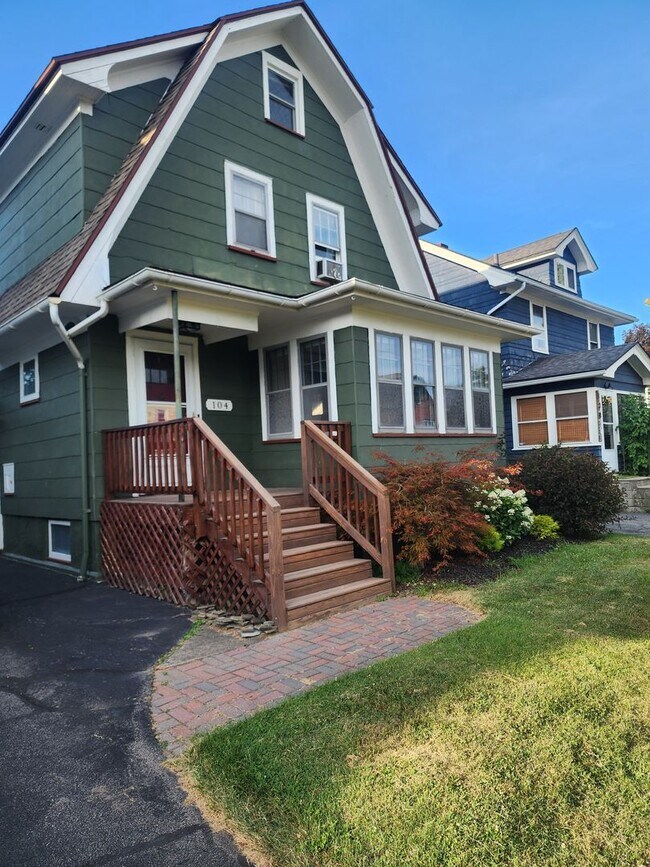 Building Photo - STUNNING 3 BEDROOM SINGLE FAMILY