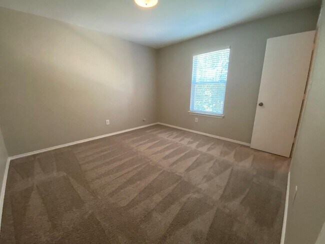 Building Photo - 330 Mistletoe Ln