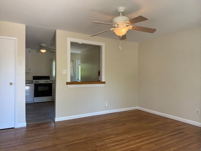 Building Photo - Cute 3 Bedroom, 2 Bath Home Near Asheville Mall