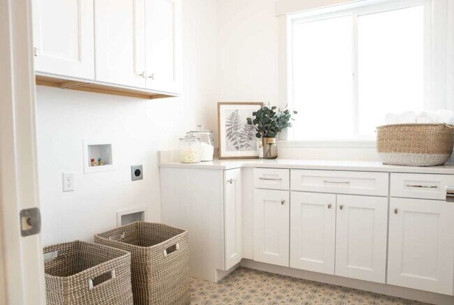 Building Photo - Pet-Friendly Upgraded 4-Bedroom Home with ...