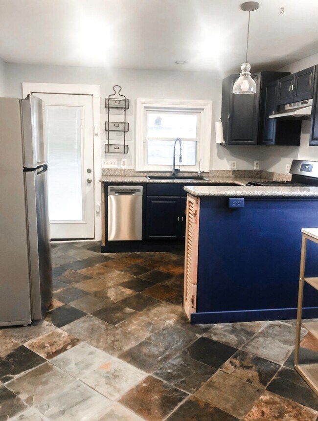 Dine-in Kitchen - 2113 Toledano St