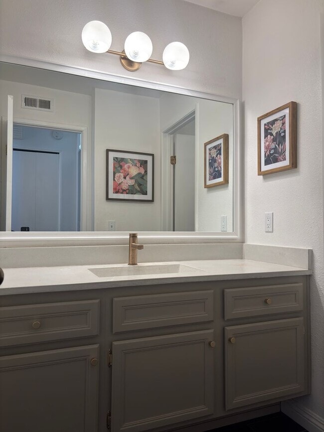 Building Photo - Spacious 3 bedrooms 3 full baths home in C...