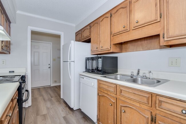Building Photo - 2 Bed Townhouse!